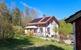 Charmigt äldre hus, laddbox 22 kw, 5 bil-minuter till bad
